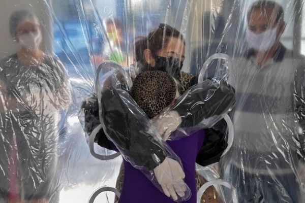 Así será la forma de dar un abrazo después del coronavirus