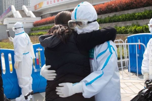 Así será la forma de dar un abrazo después del coronavirus