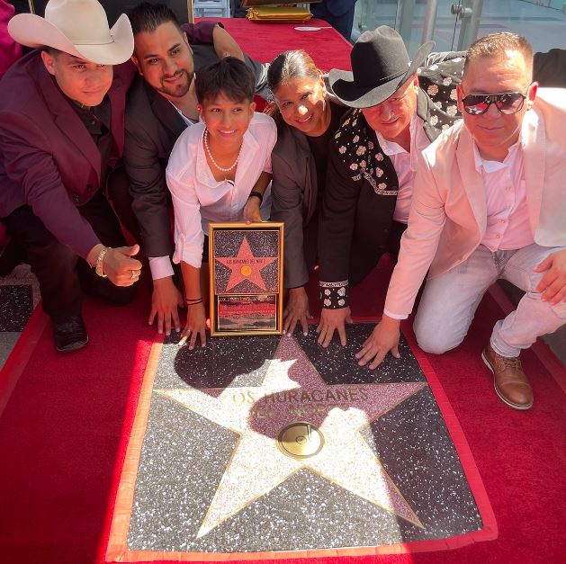Los Huracanes del Norte develan su estrella en Paseo de la Fama en Hollywood