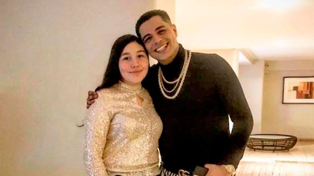 Eduin Caz regala auto a su hermana por su cumpleaños
