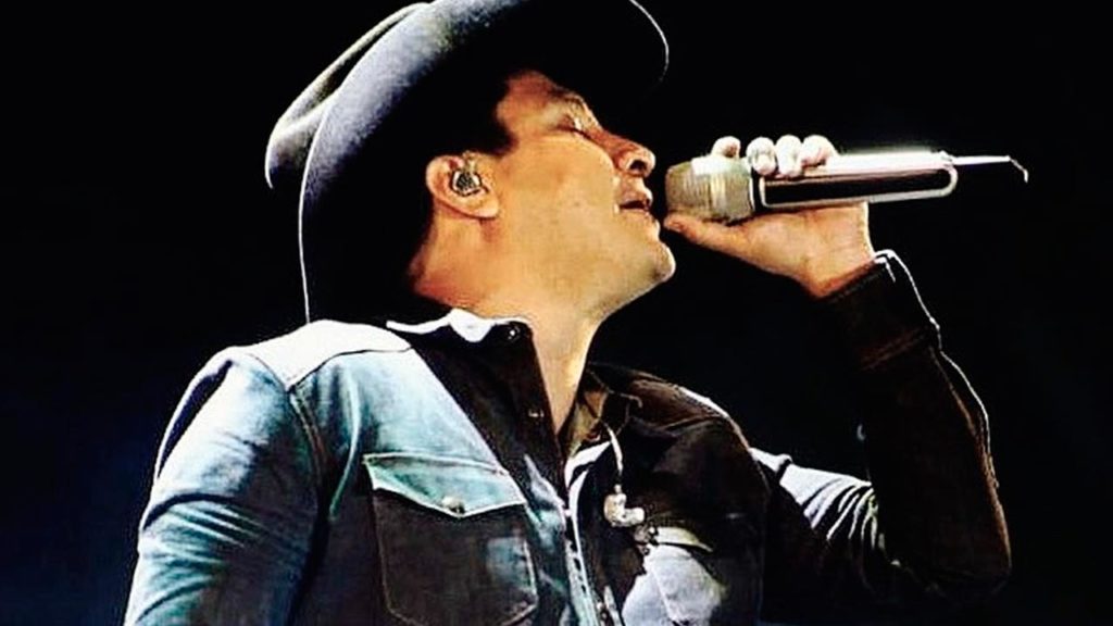 Julión Álvarez le canta a gente que no pudo entrar a su concierto