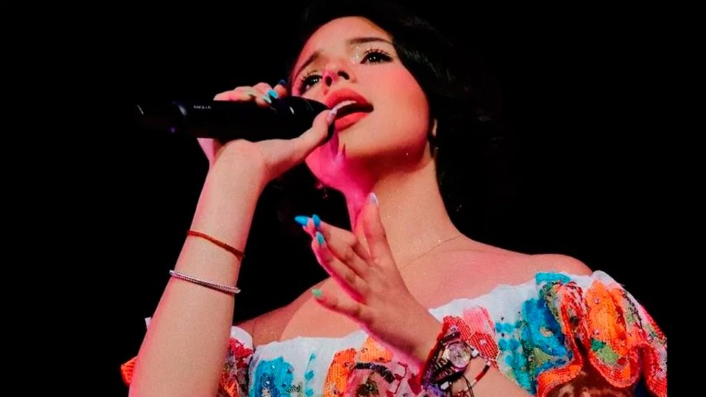 Ángela Aguilar sufre percance en su auto y su hermano la auxilia
