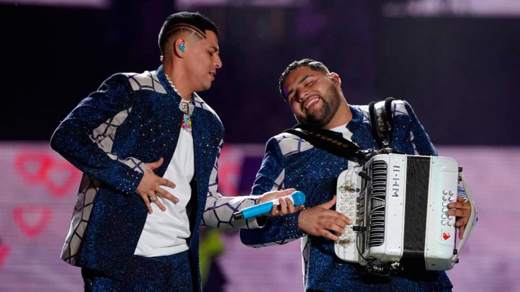 Grupo Firme recibe estrella en el Paseo de la Fama en Las Vegas