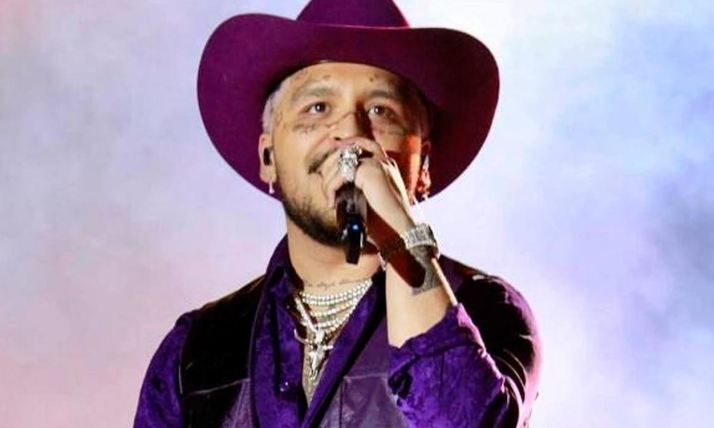 Christian Nodal regala chaleco a pequeña fan en concierto