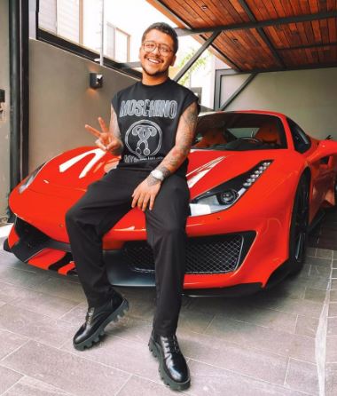 Ferrari de Christian Nodal queda totalmente destrozado tras choque