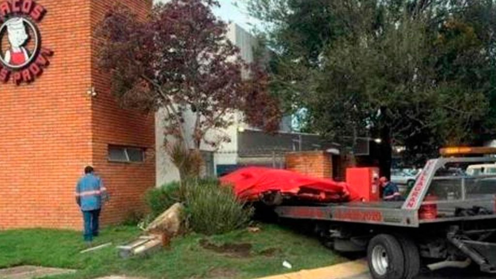 Ferrari de Christian Nodal queda totalmente destrozado tras choque