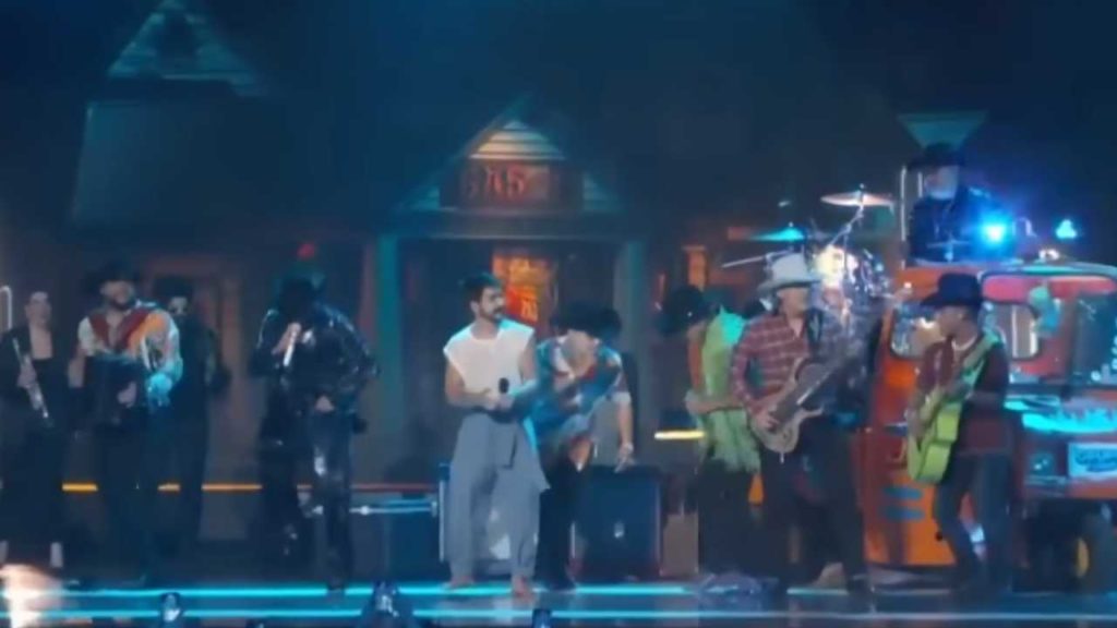 Grupo Firme canta con Camilo "Ya Súperame" y "Alaska"