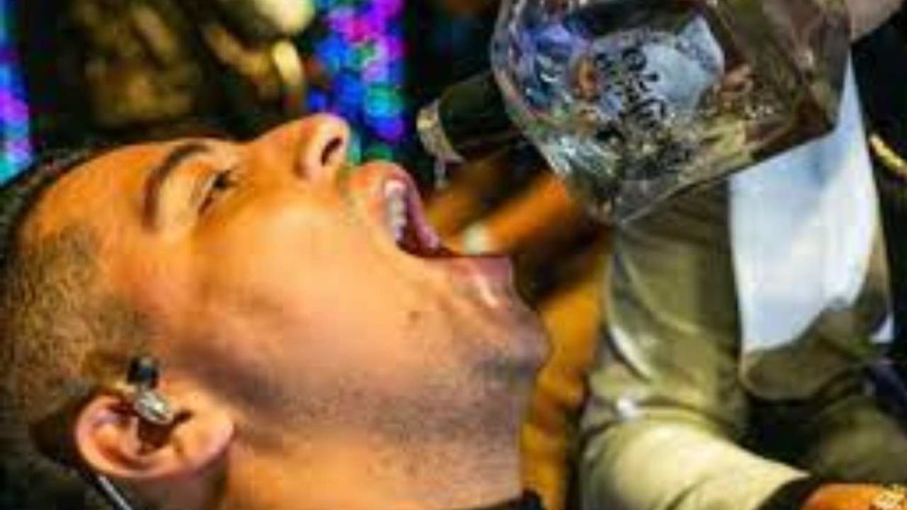 Grupo Firme: Eduin Caz se pasa de copas y se duerme en concierto