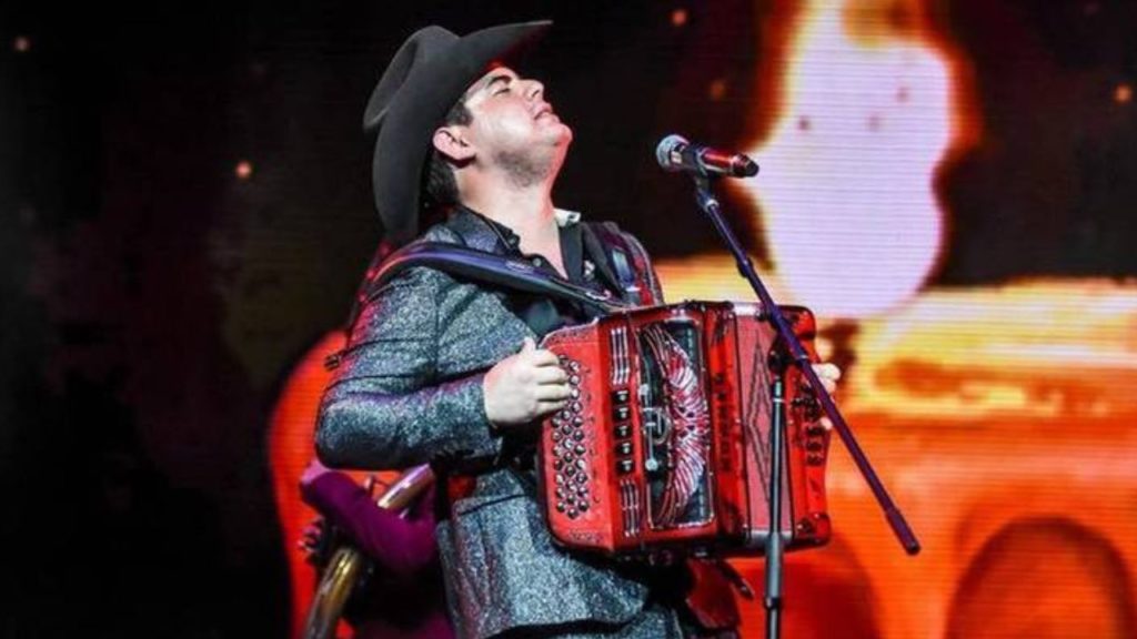 Alfredo Olivas y Luis R. Conriquez comparten escenario para cantar "el corrido prohibido"