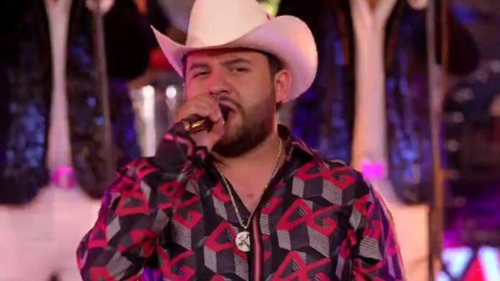 Alfredo Olivas y Luis R. Conriquez comparten escenario para cantar "el corrido prohibido"