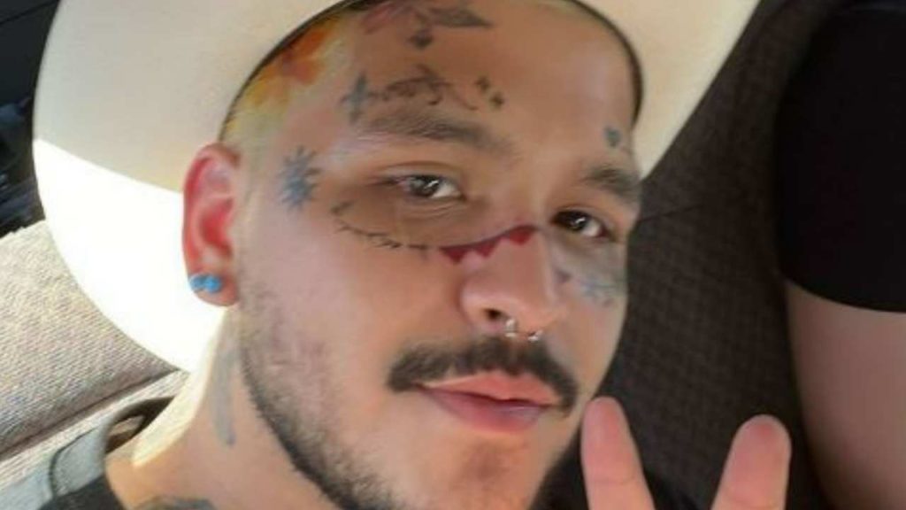 Christian Nodal revela por qué se cubrió el cuerpo de tatuajes