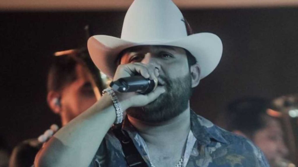 Luis R Conríquez es vigilado por la Sedena tras dar concierto para grupo criminal