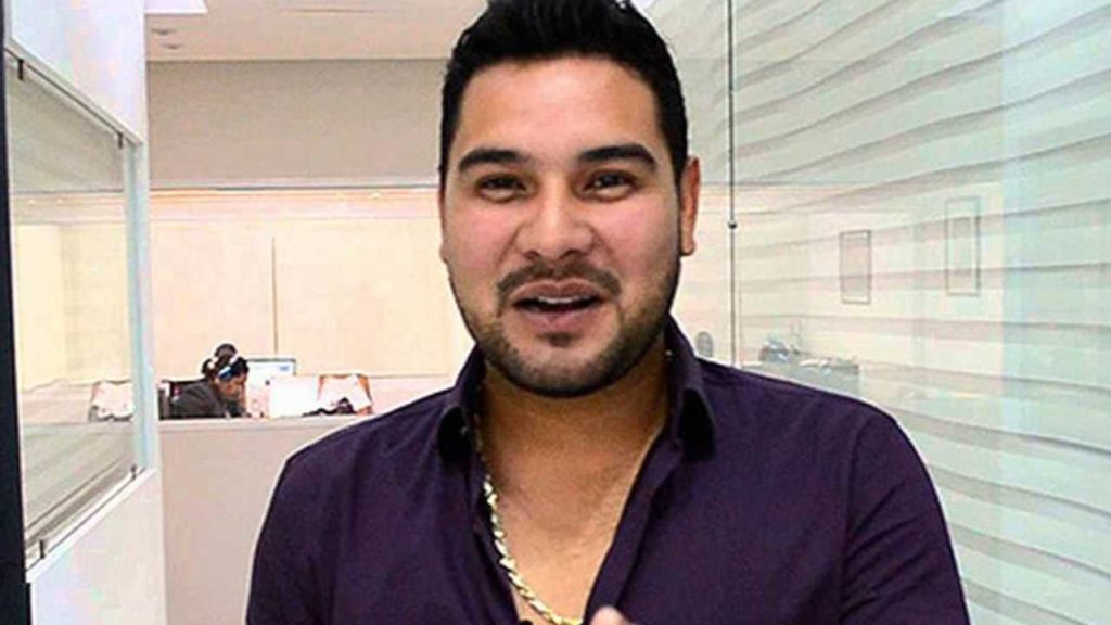 Integrantes de Banda MS avientan a su vocalista a mesa llena de copas