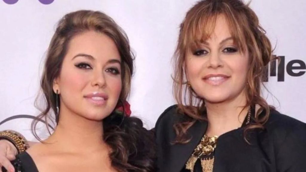 Chiquis Rivera utiliza amuletos que eran de su mamá para ganar premios