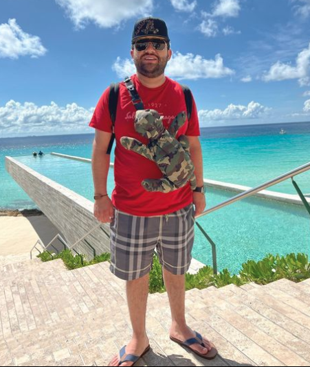 Luis R Conriquez y su bolsa "Belikin" que todos quieren