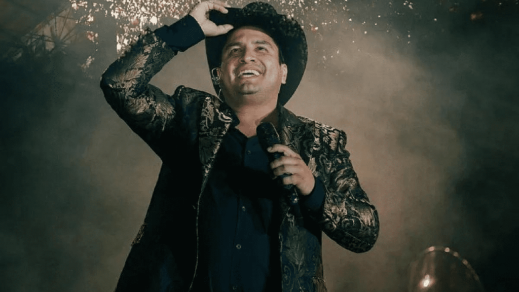 Julión Álvarez canta a pasajeros de avión en Guadalajara