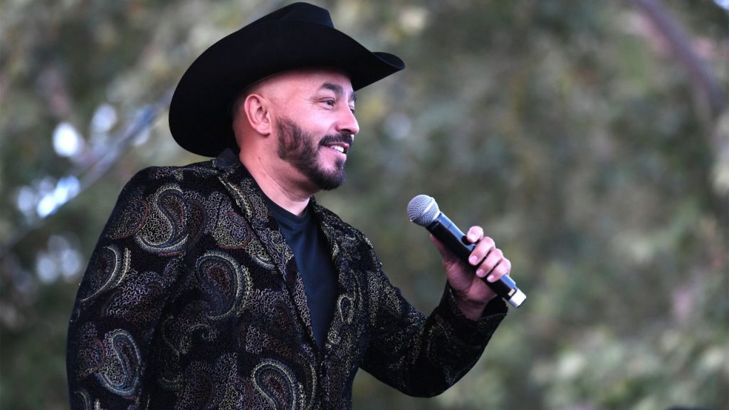 Lupillo Rivera fue hospitalizado de emergencia