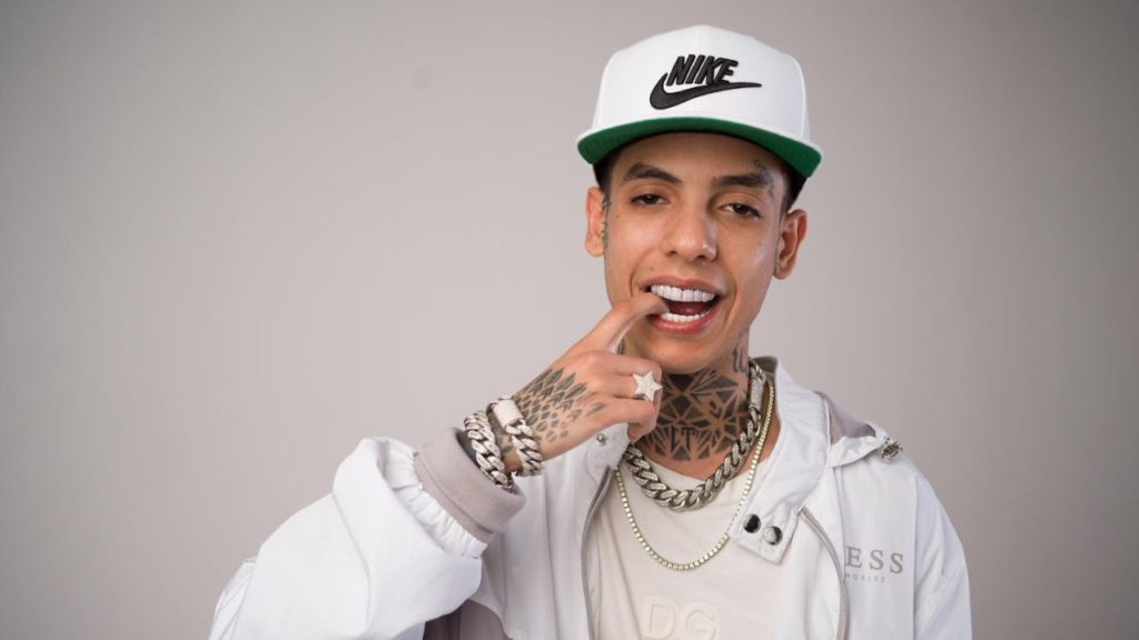 Natanael Cano pide a sus fans dejar de fumar