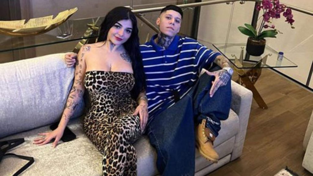 Santa Fe Klan y Karely Ruiz se besan en concierto