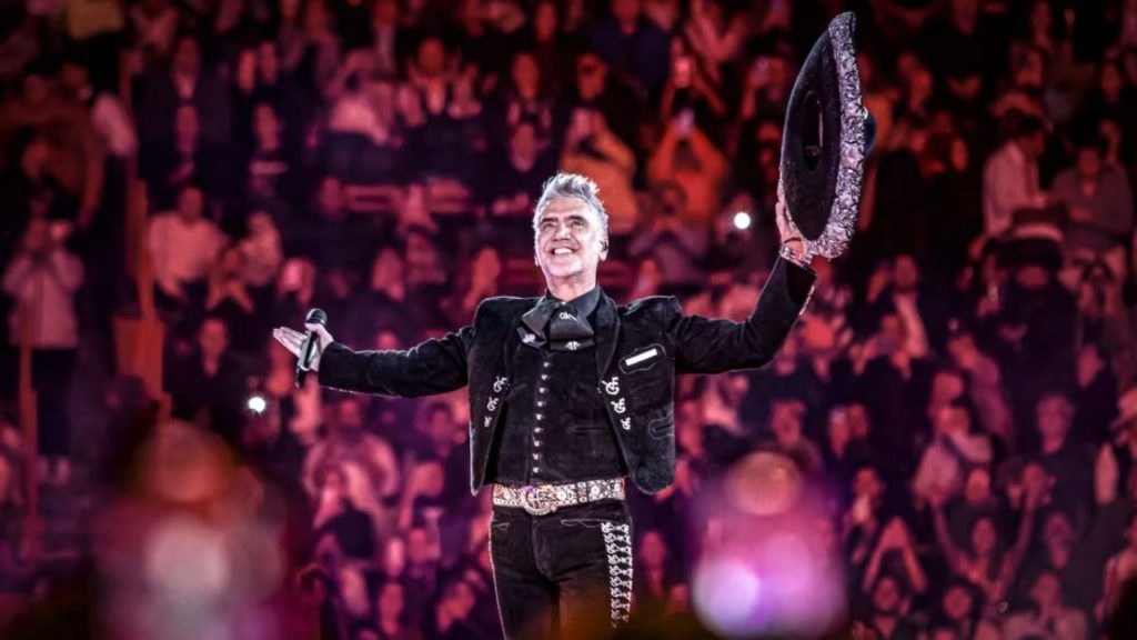 Alejandro Fernández se vuelve a poner el traje de charro para poner orden en el regional mexicano