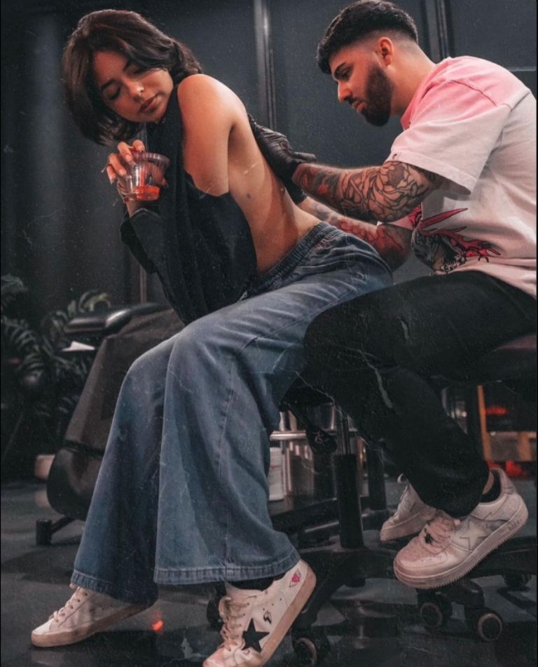 Ángela su tatua la espalda