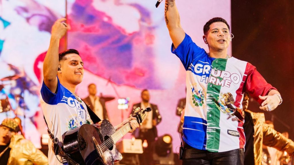 En pleno concierto un integrante de Grupo Firme recibe la noticia de que será papá