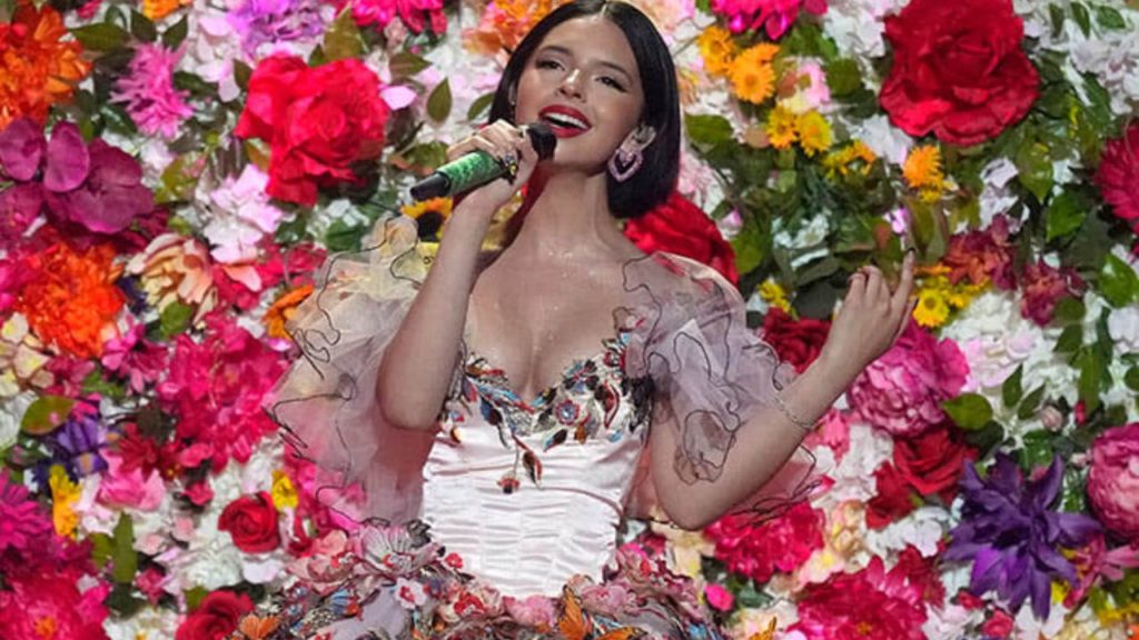 Llenan de flores el camerino de Ángela Aguilar