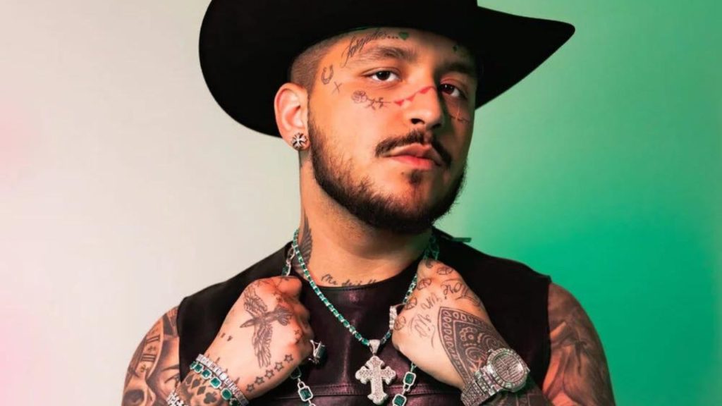 Christian Nodal ya comenzó su proceso para retirar los tatuajes de su cara. ¡Así es como luce!