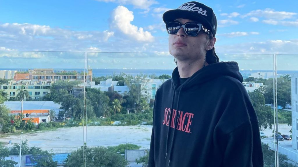 Peso Pluma obtiene su primer No. 1 en listas de álbumes de Billboard con "Génesis"