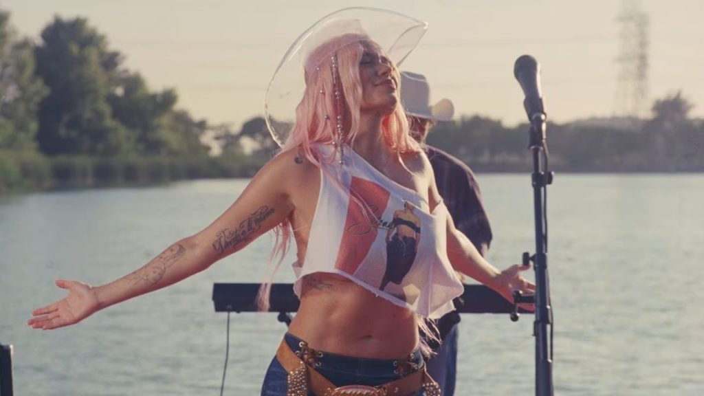 ¿Karol G le entra de lleno al Regional Mexicano?