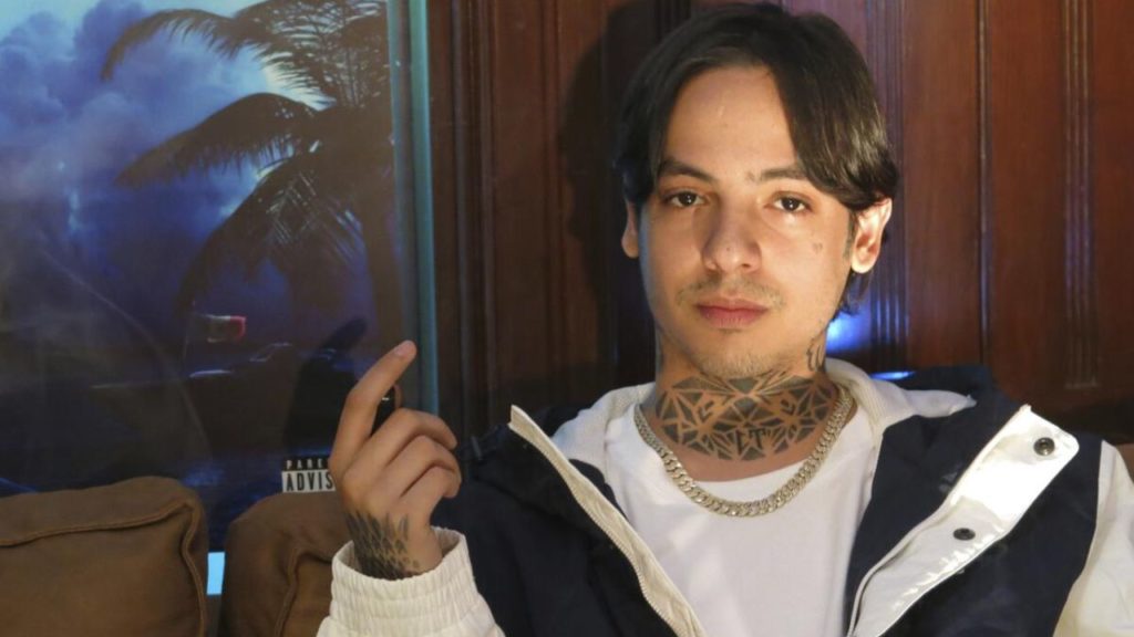 Natanael Cano demuestra su habilidad para modelar