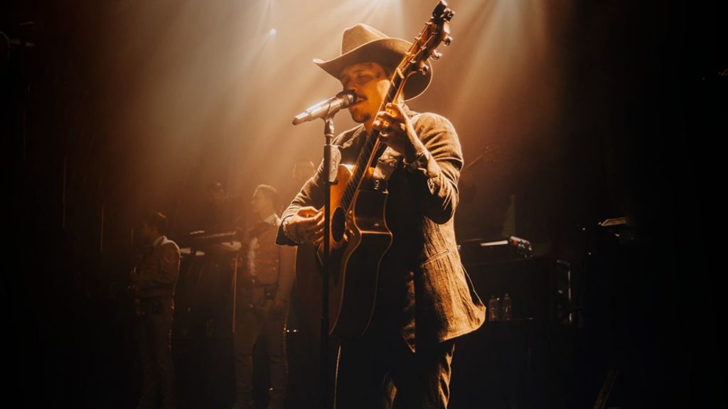 ¿Christian Nodal viaja a España con su hija pero sin Cazzu?