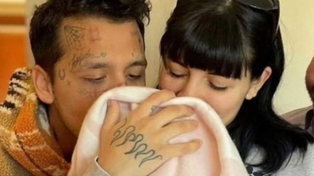 Christian Nodal y Cazzu disfrutan de su vida familiar en el campo