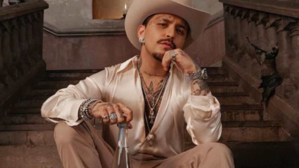 Christian Nodal le entra a la industria del tequila y ya sabemos cuánto costará la botella