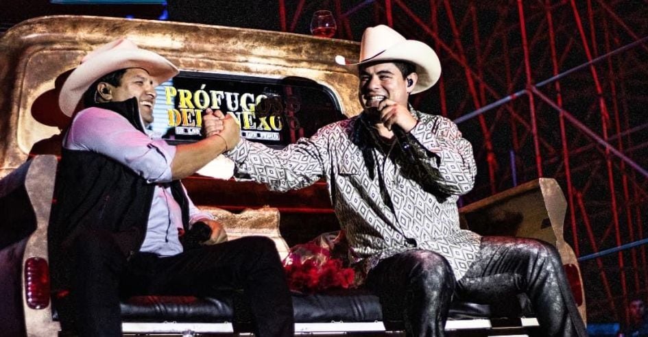 ¿Julión Álvarez y Alfredo Olivas multados por cantar corridos?