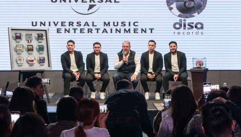 La Arrolladora Banda El Limón recibió reconocimiento por trayectoria en el regional mexicano.
