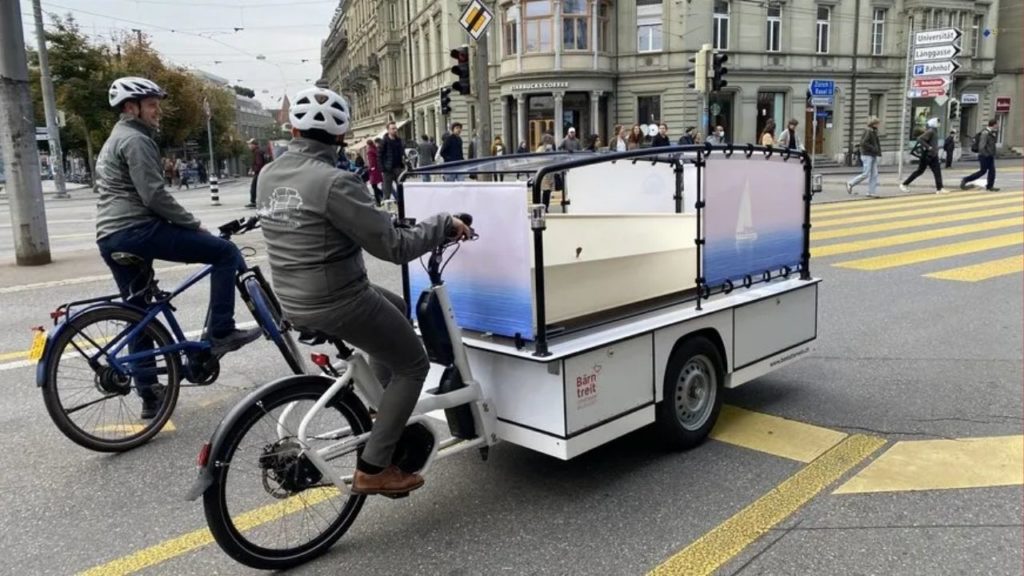 ¡De bicicleta a coche fúnebre!