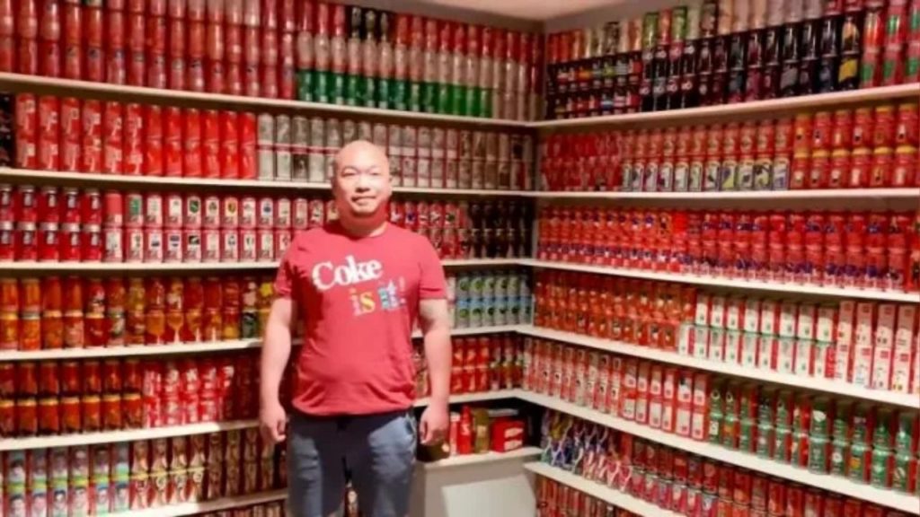 Fan de Coca-Cola junta 11.308 latas diferentes para récord Guinness