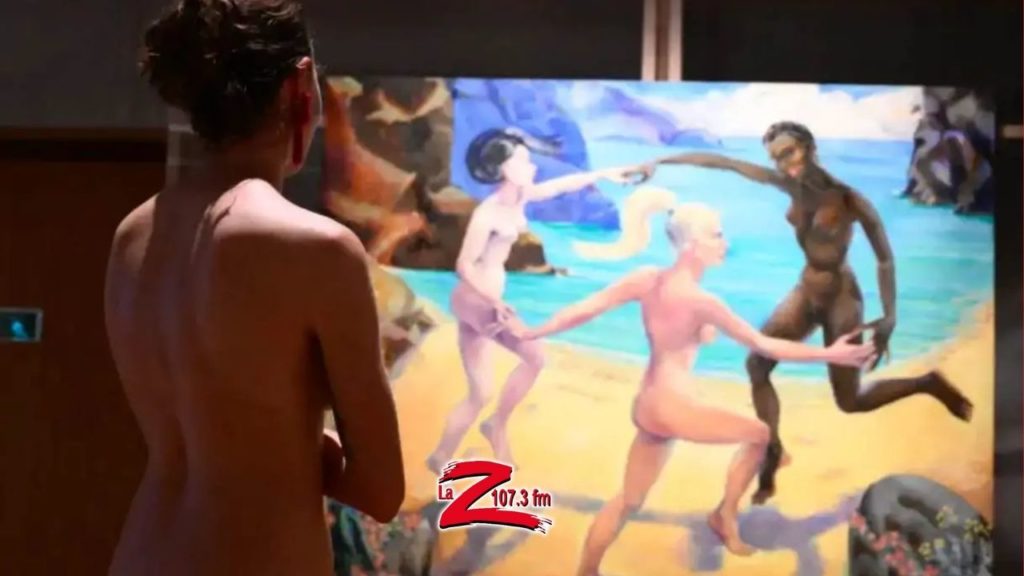 Un museo tiene una exposición nudista y los visitantes también van así