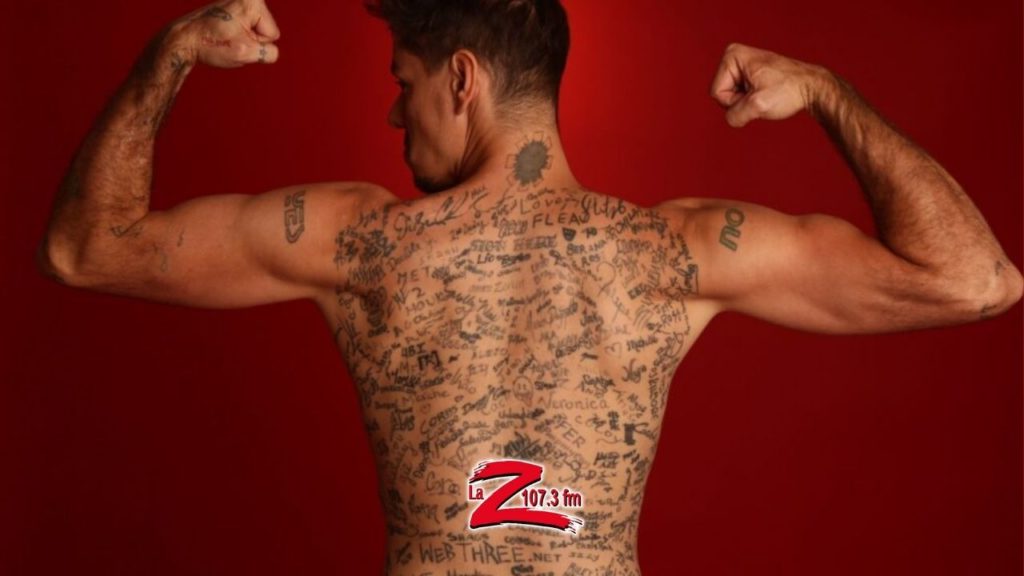 ¡Tiene más de 225 firmas tatuadas en la espalda!