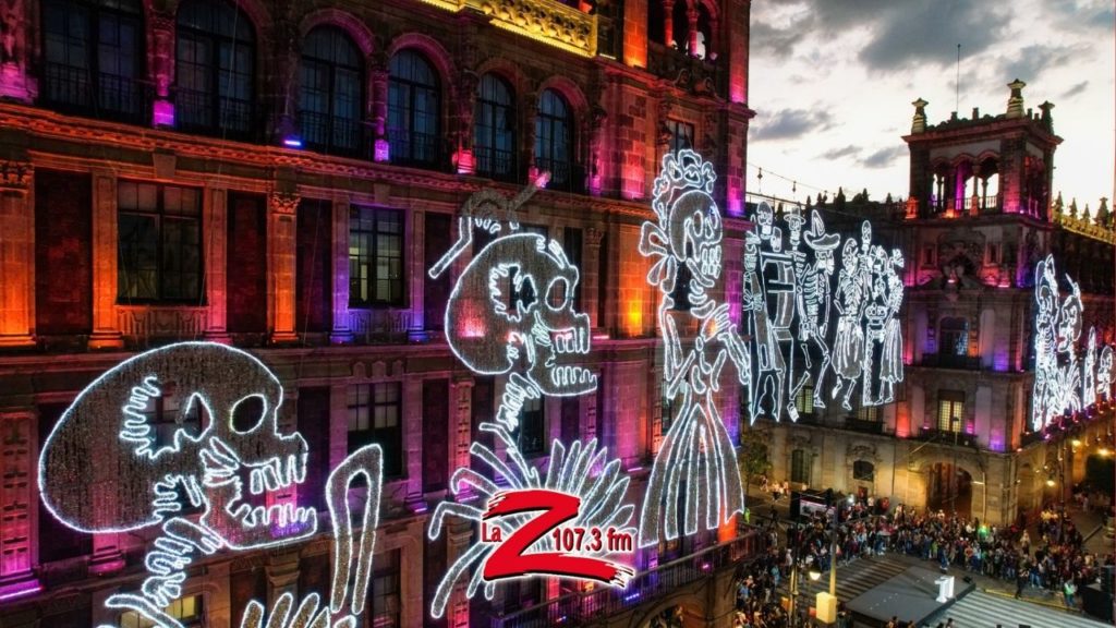 El Zócalo se llena de color con monumental Ofrenda de Día de Muertos.