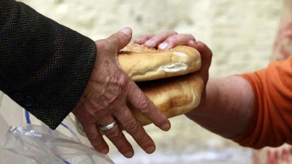 Joven inspira al mundo al realizar acciones diarias de caridad durante un año