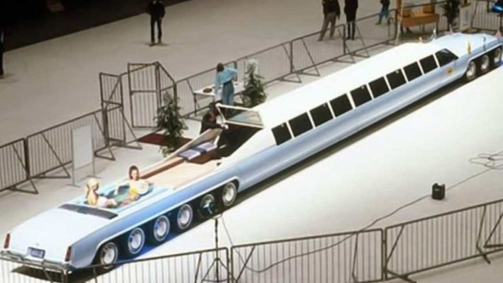 El auto más largo del mundo que mide 30 metros y cuenta con piscina y helipuerto