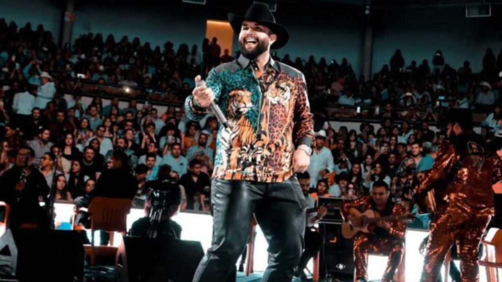 Carín León arrasa con su nueva canción de amor y la vuelve un himno viral