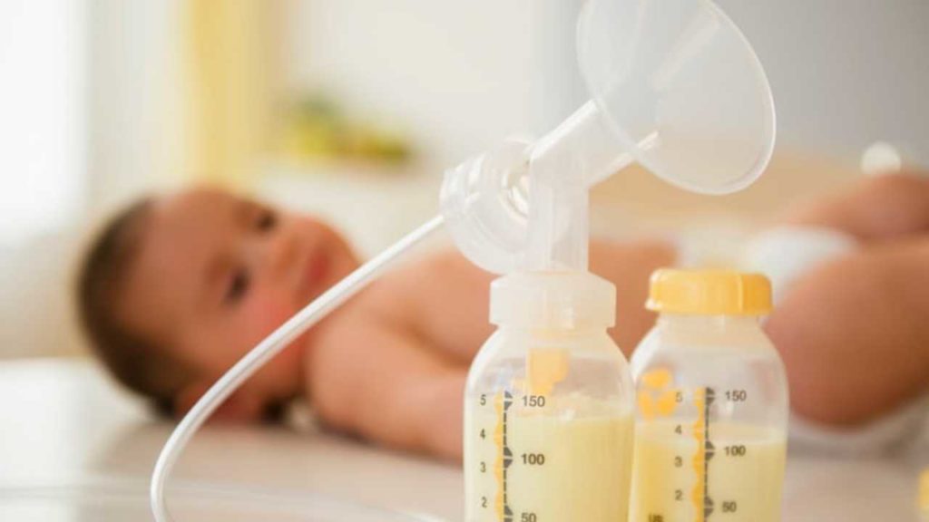 Fisicoculturistas beben leche materna para ganar masa muscular