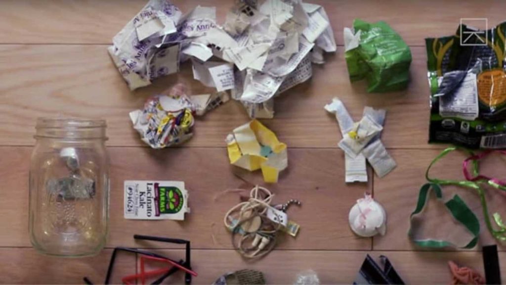 ¡Increíble! Mujer desafía lo imposible y vive dos años con un solo tarro de basura
