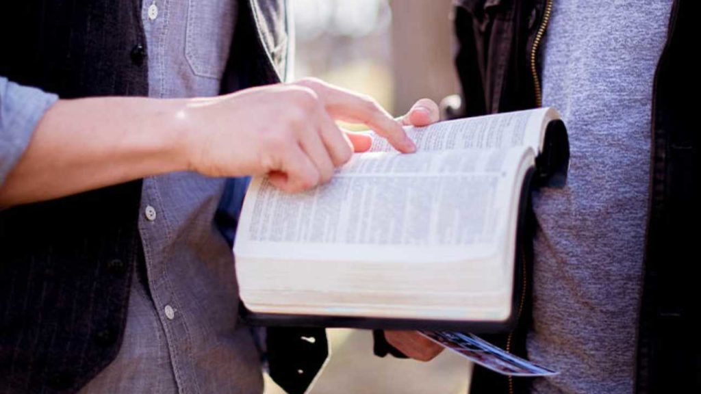¡Ateo gana $100,000 dólares al año vendiendo Biblias!