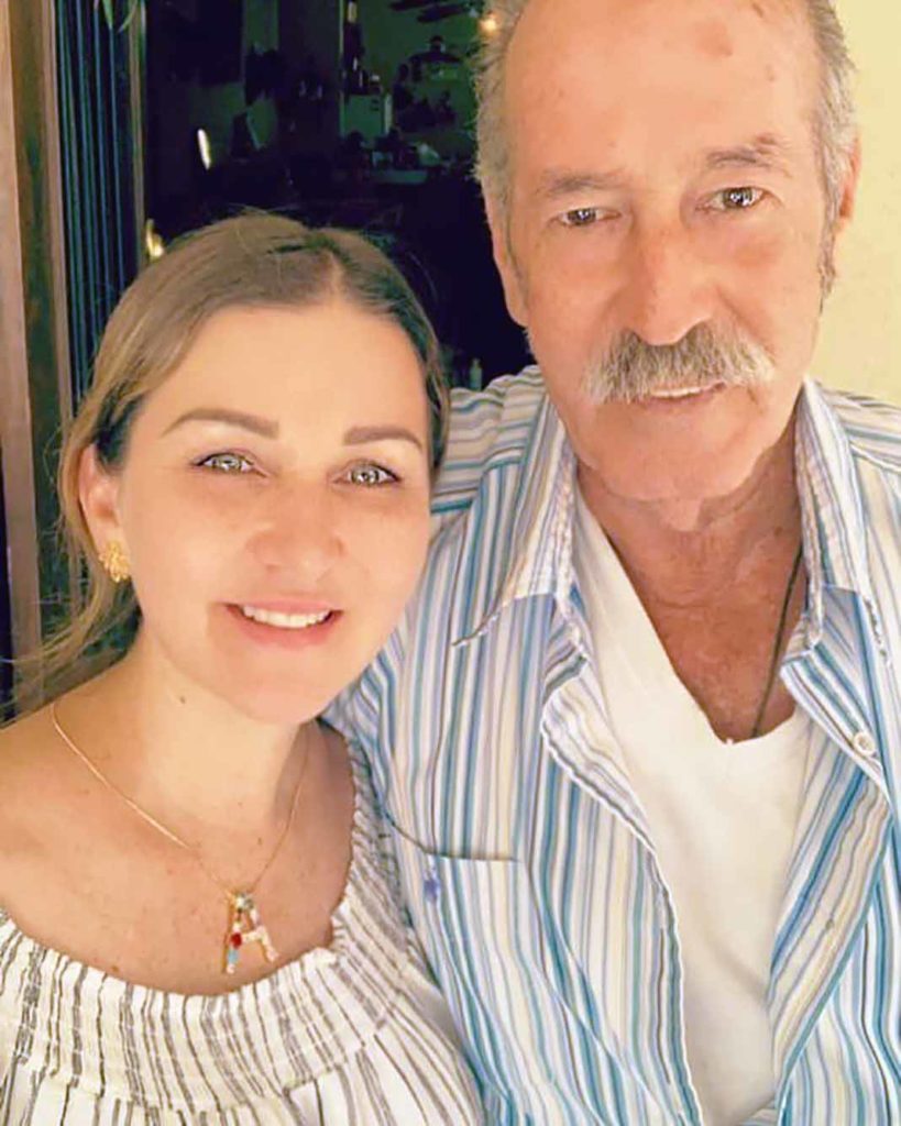 Alicia Villarreal llora en el escenario tras recordar a su papá