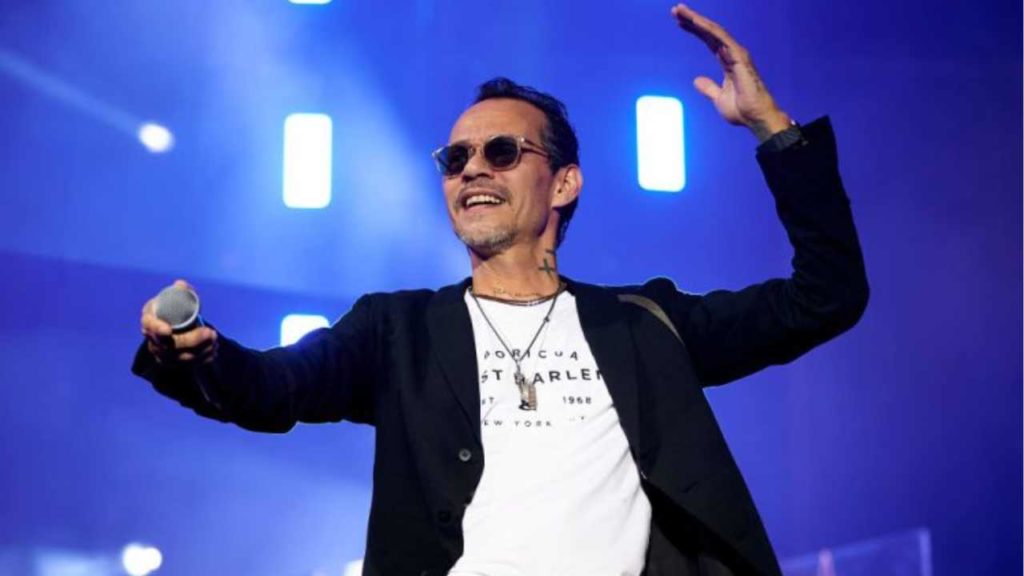 Marc Anthony enfurece tras recibir botellazo durante concierto