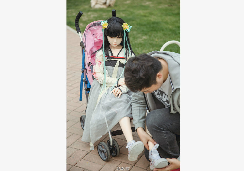 Hombre adopta una muñeca y la trata como a su hija